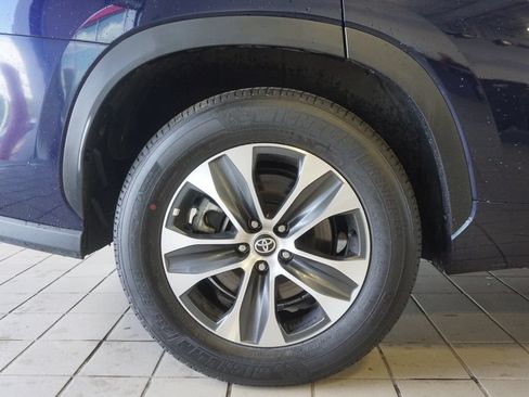 Used 2025 Toyota Highlander XLE FWD image 31