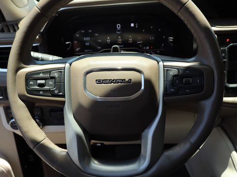 Used 2023 GMC Yukon Denali w/ Denali Reserve Package AWD/4WD image 27