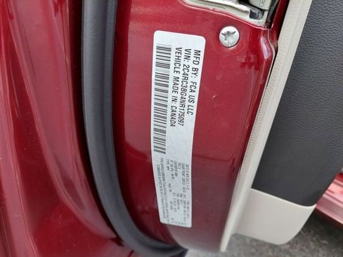 Used 2022 Chrysler Pacifica Touring-L image 37