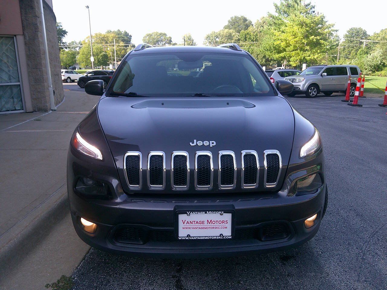Used 2016 Jeep Cherokee Latitude w/ Cold Weather Group AWD/4WD image 3