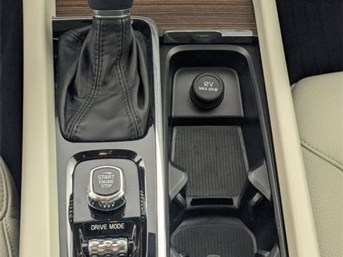 Used 2021 Volvo XC60 T5 Momentum w/ Protection Package Premier image 25