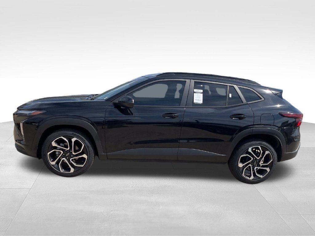 Used 2024 Chevrolet Trax RS w/ Sunroof Package FWD image 2