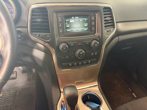 Used 2017 Jeep Grand Cherokee Laredo AWD/4WD image 2