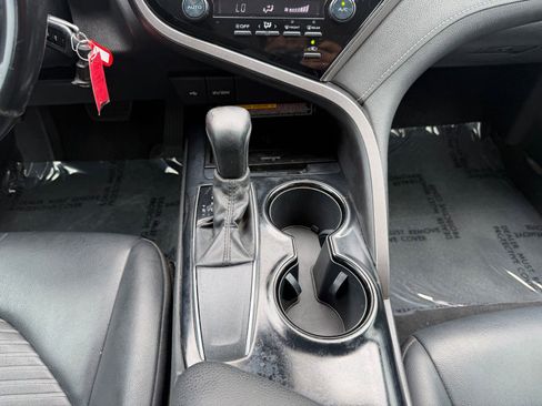 Used 2020 Toyota Camry SE FWD image 18