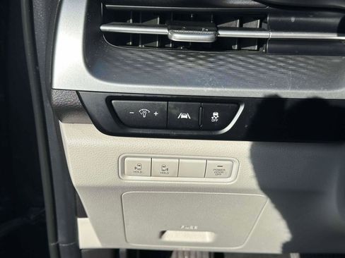 Used 2022 Kia Carnival LX image 19