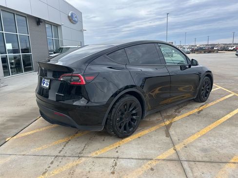 Used 2021 Tesla Model Y Long Range image 3