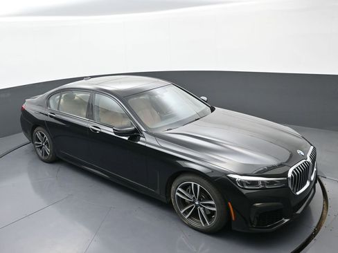 Used 2022 BMW 740i xDrive w/ M Sport Package image 30