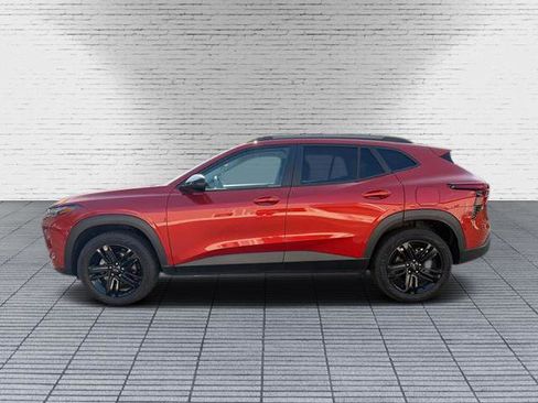 Used 2024 Chevrolet Trax ACTIV w/ Sunroof Package image 2