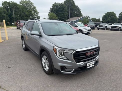 Used 2024 GMC Terrain SLE w/ Driver Convenience Package FWD image 8
