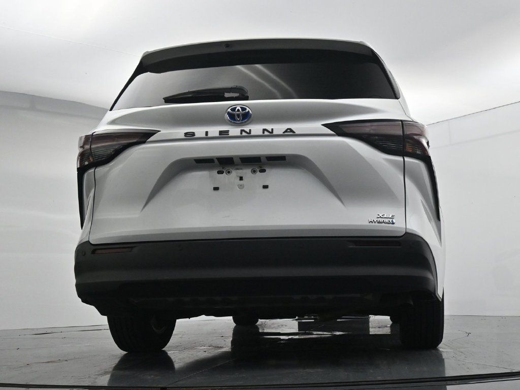 Used 2024 Toyota Sienna XLE FWD image 21