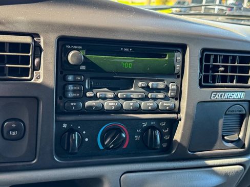 Used 2005 Ford Excursion XLT AWD/4WD image 40
