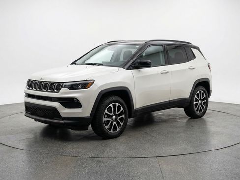 Used 2025 Jeep Compass Trailhawk w/ Trailer Tow Group AWD/4WD image 3