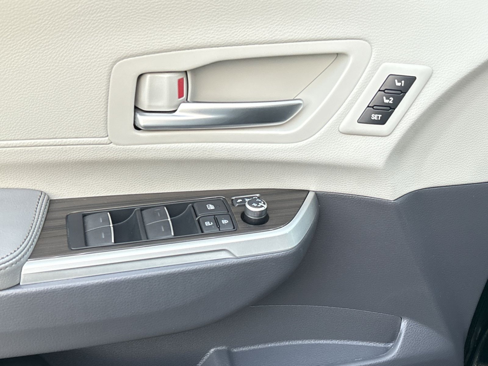 Used 2023 Toyota Sienna Limited AWD/4WD image 15