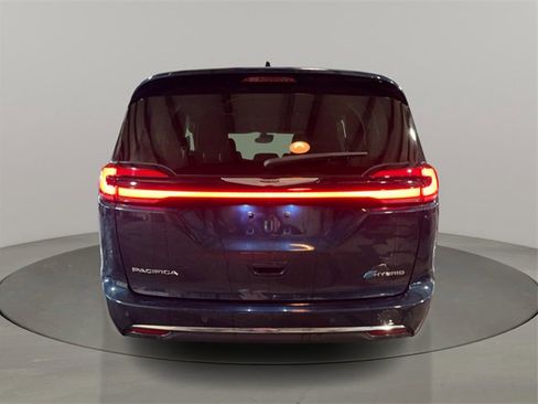 Used 2023 Chrysler Pacifica Touring-L image 6
