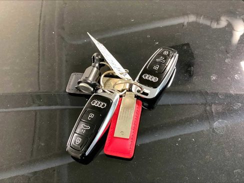 Used 2023 Audi Q8 Prestige image 14