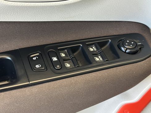 Used 2016 Jeep Renegade Latitude FWD image 14