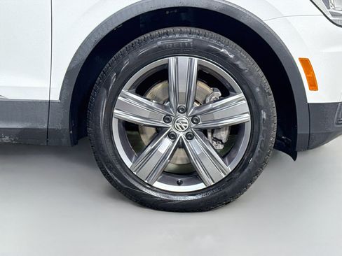 Used 2021 Volkswagen Tiguan SEL FWD image 32
