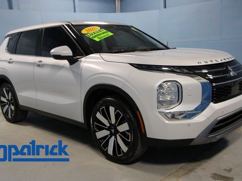 Used 2025 Mitsubishi Outlander SE AWD/4WD image 1