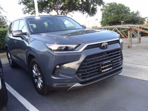 Used 2025 Toyota Grand Highlander AWD image 3
