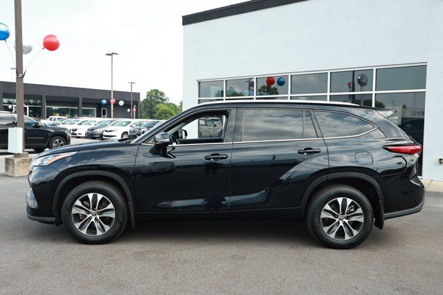 Used 2020 Toyota Highlander XLE AWD/4WD image 9