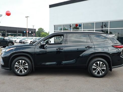Used 2020 Toyota Highlander XLE AWD/4WD image 9