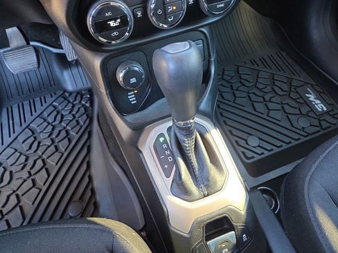 Used 2015 Jeep Renegade Latitude w/ Popular Equipment Group image 28