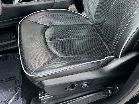 Used 2025 Chrysler Pacifica Limited FWD image 27