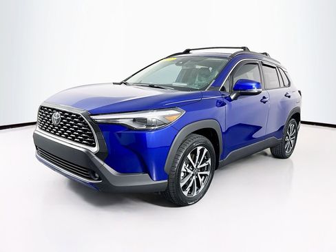 Used 2022 Toyota Corolla Cross XLE image 3