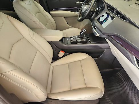 Used 2023 Cadillac XT4 Luxury w/ Cold Weather Package FWD image 14