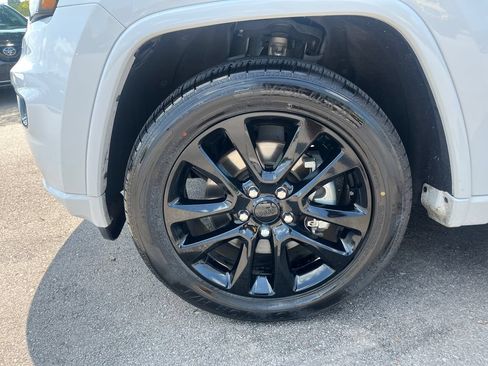 Used 2022 Jeep Grand Cherokee Laredo X RWD image 28