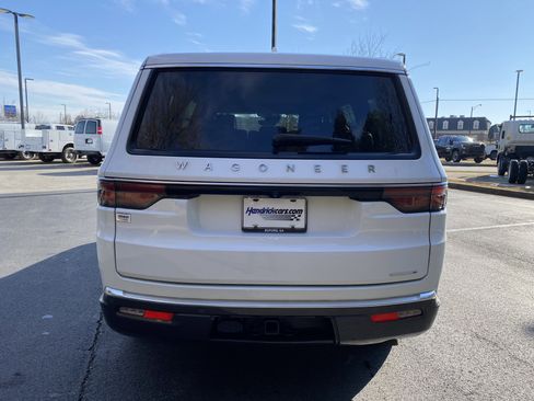 Used 2022 Jeep Wagoneer Series III w/ Flexible Seating Group image 8