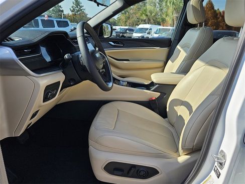 Used 2024 Jeep Grand Cherokee Limited w/ Luxury Tech Group II image 10