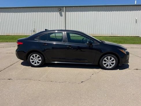 Used 2022 Toyota Corolla LE FWD image 2