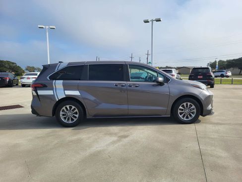 Used 2022 Toyota Sienna LE image 5