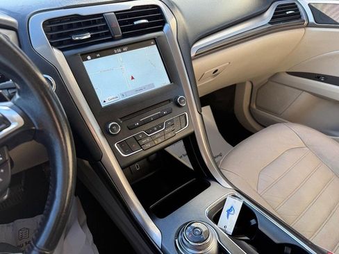 Used 2017 Ford Fusion SE w/ Fusion SE Technology Package image 25