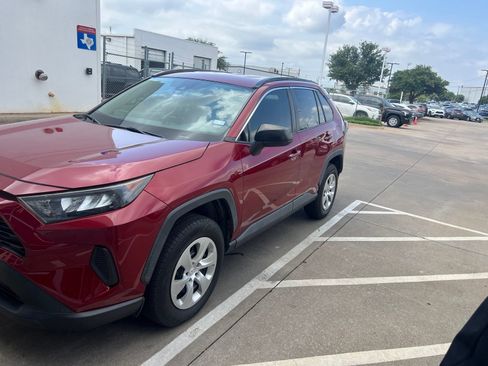 Used 2019 Toyota RAV4 LE FWD image 5