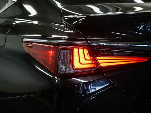 Used 2024 Lexus ES 300h w/ Premium Package image 9