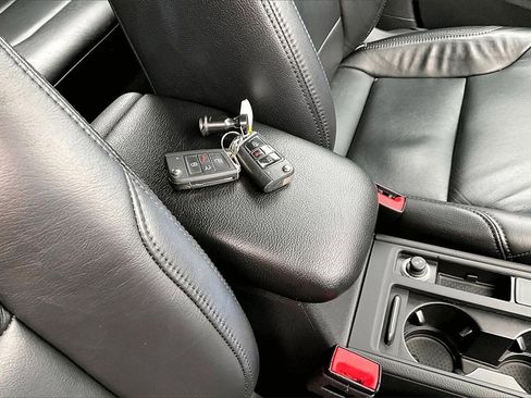 Used 2018 Volkswagen e-Golf SE w/ DC Fast Charging Package image 16