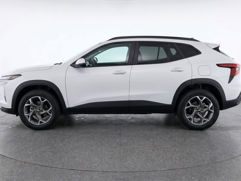 Used 2025 Chevrolet Trax LT FWD image 5