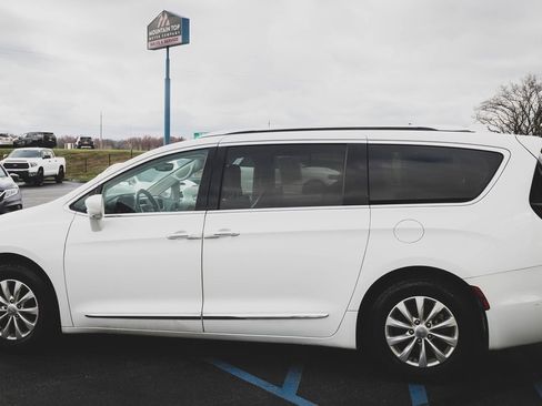 Used 2019 Chrysler Pacifica Touring-L w/ Advanced Safetytec Group image 22