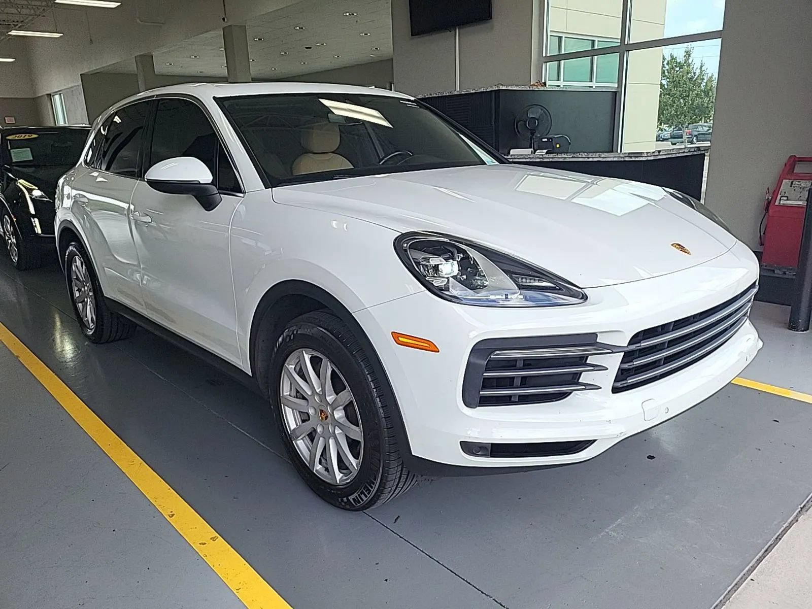 Used 2019 Porsche Cayenne AWD/4WD image 2