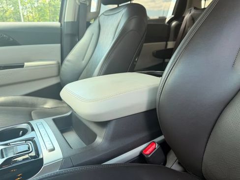 Certified 2024 Kia Carnival EX FWD image 14