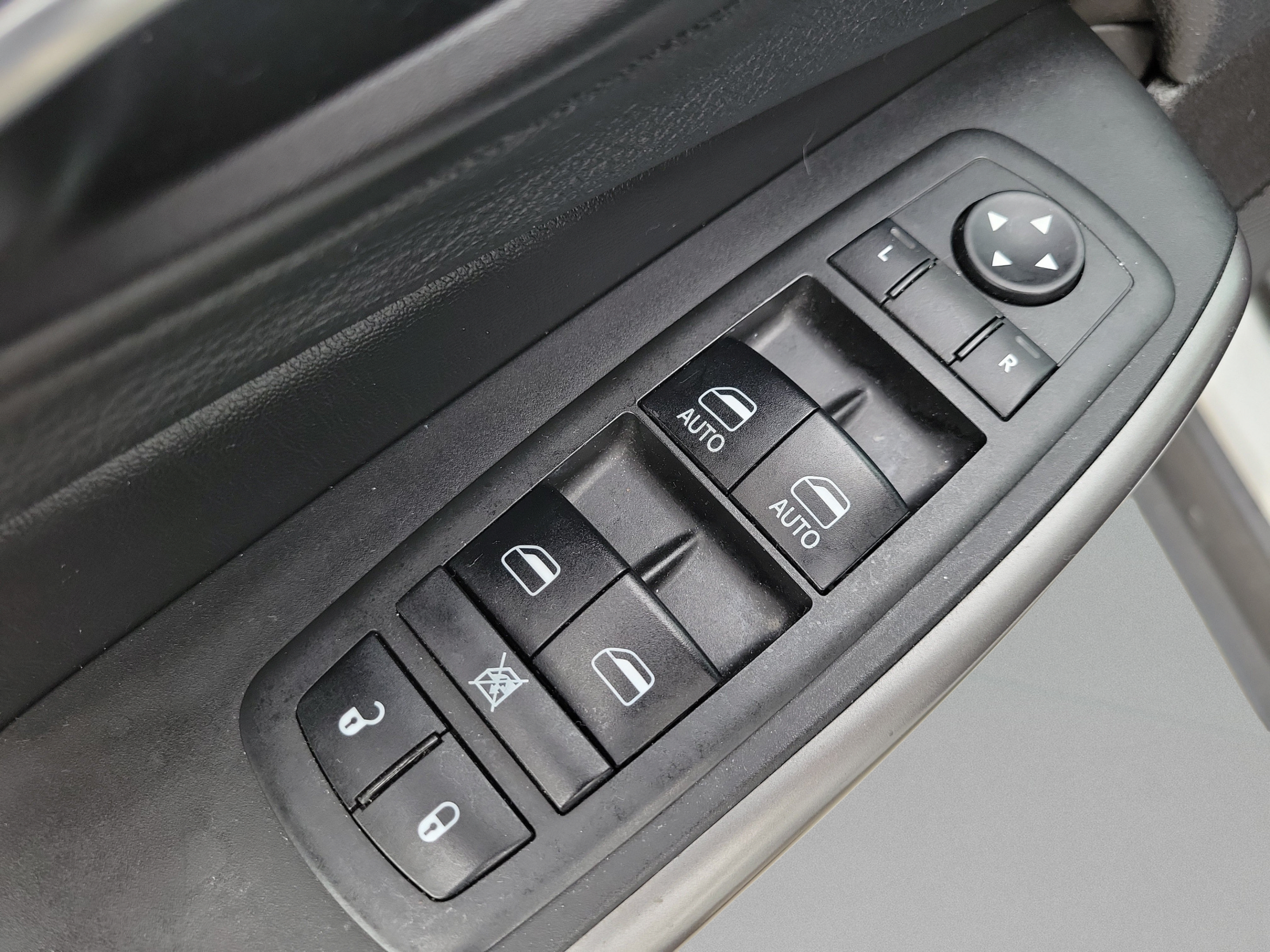Used 2019 Jeep Cherokee Limited FWD image 13