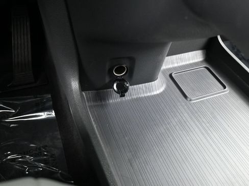 Used 2024 Toyota Sienna XLE FWD image 28