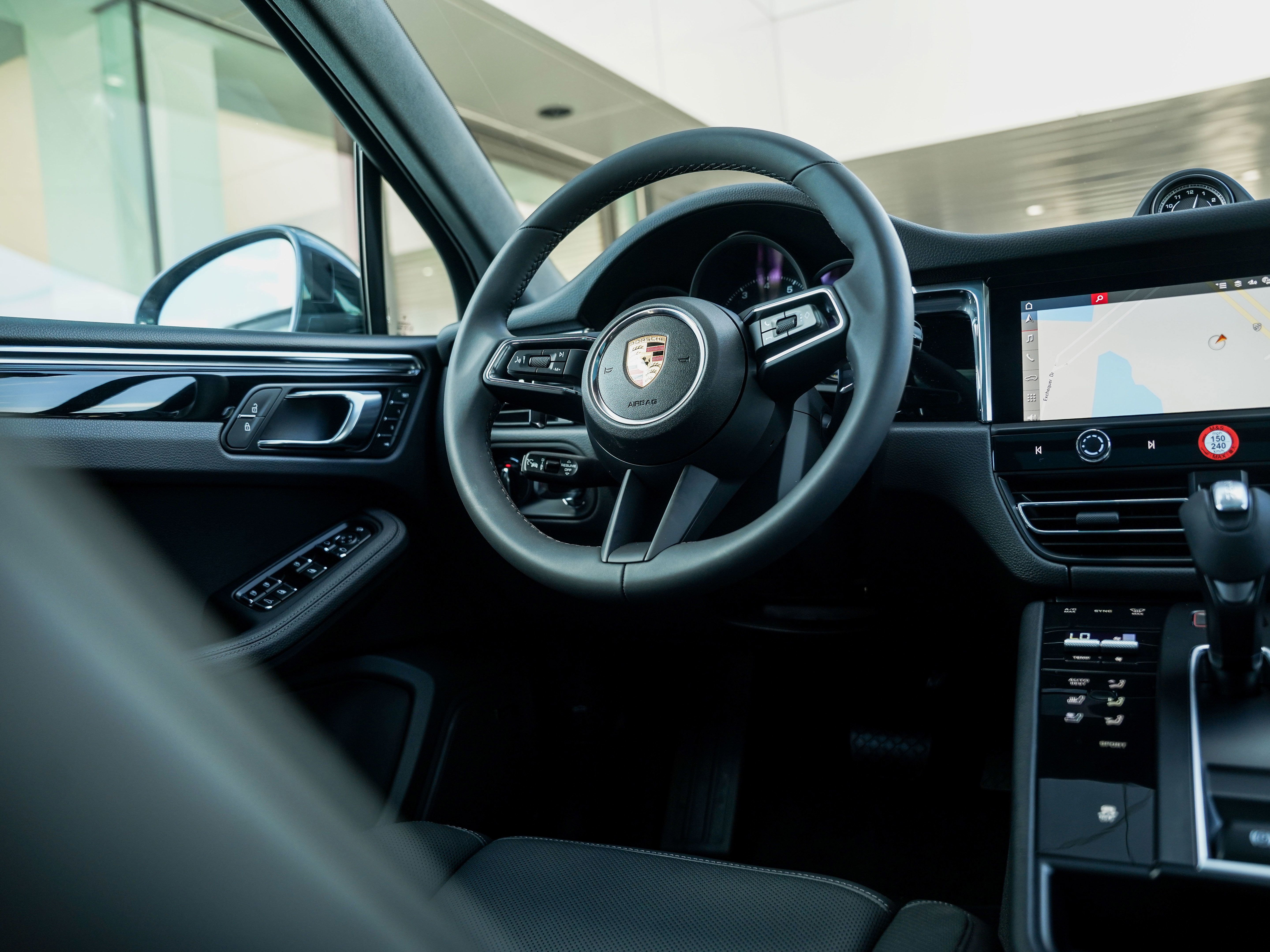 Certified 2026 Porsche Macan AWD/4WD image 25