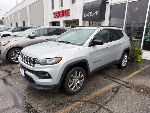 Used 2024 Jeep Compass Latitude w/ Sun and Sound Group AWD/4WD image 3