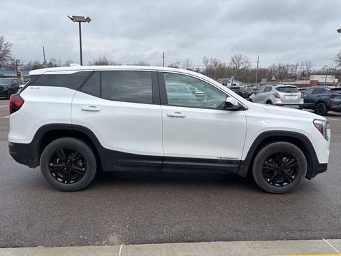 Used 2024 GMC Terrain SLE image 5