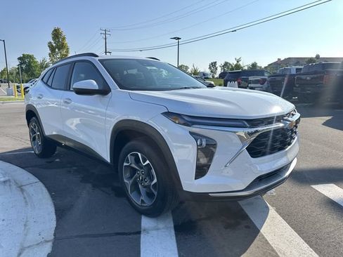 Used 2025 Chevrolet Trax LT w/ LT Convenience Package FWD image 7