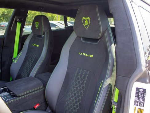 Used 2024 Lamborghini Urus Performante AWD/4WD image 3