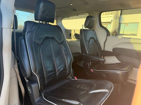 Used 2022 Chrysler Pacifica Limited AWD/4WD image 22